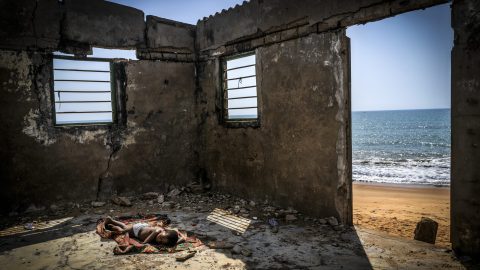Spanish photographer Antonio Aragón Renuncio has won the top prize of Environmental Photographer of the Year 2021 for his photo titled “The rising tide sons”, which shows a child sleeping inside his house destroyed by coastal erosion on Afiadenyigba beach in Ghana. The photo shines a spotlight on the rising sea-levels in West-African countries, which has forced thousands of people to leave their homes.